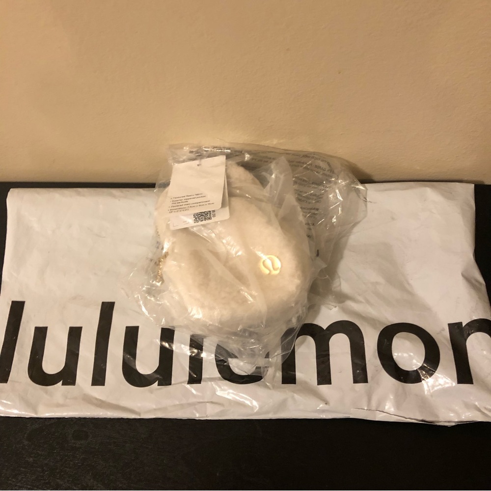 Lululemon Nano Clip-On Backpack Fleece,Color-Light Ivory/Gold,Unisex,NWT🍋 - Picture 6 of 8